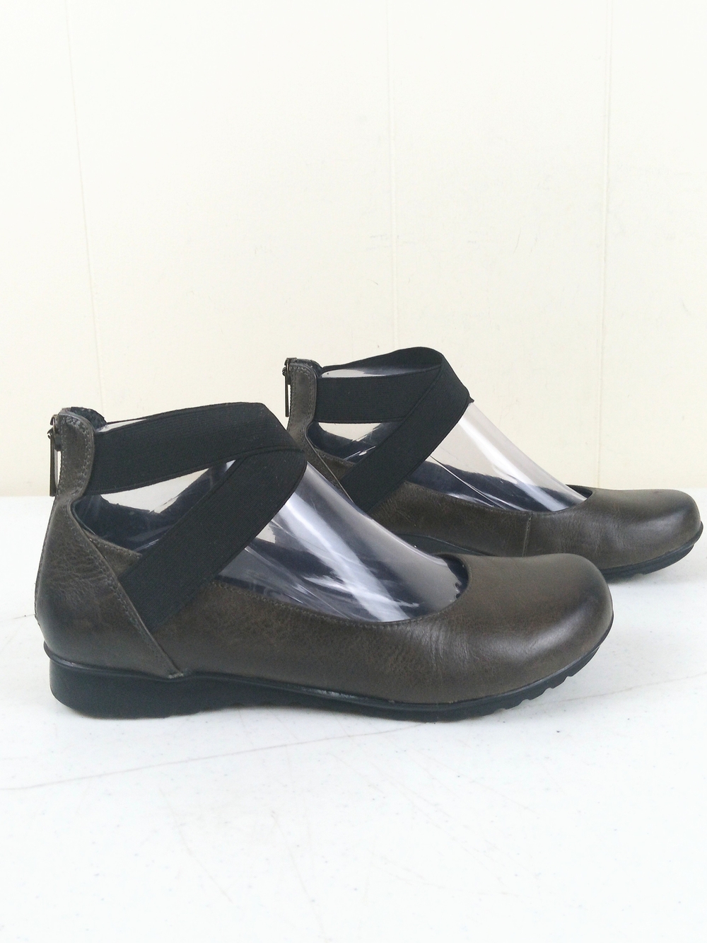 Aetrex Mary Jane Comfort Stretch Strap Leather Flats in Dark Olive Size 6-6.5